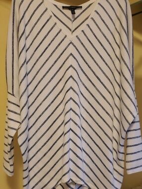 Black House White Market V-Neck Sweater Sz Med